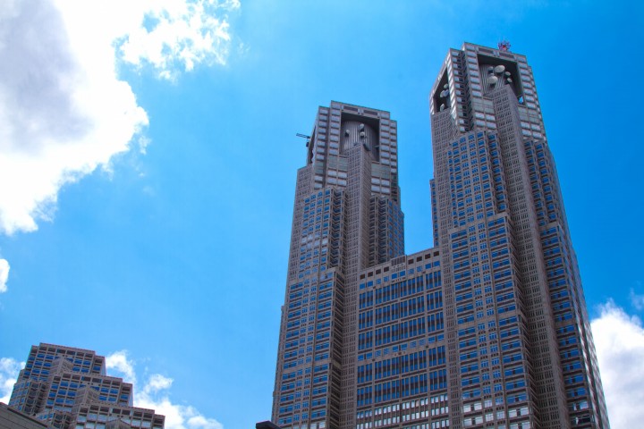 東京都庁の背後に青空が広がる写真